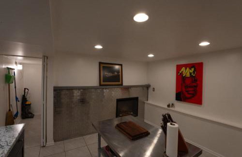 Spacious furnished in-law apartment with private deck and patio close to Light Rail - Foto 9