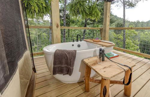 Secluded Glamping Tree Tent with Outdoor Soaking Tub & Private Pizza Oven Near Waterfalls, Zirconia, NC - Foto 3