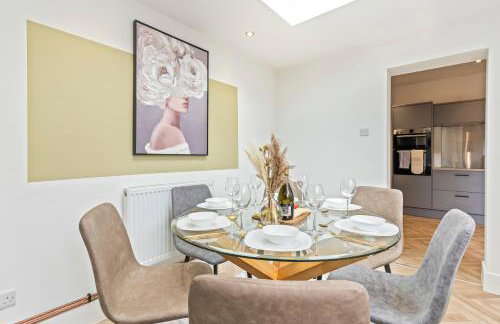 Stylish House - Sleeps 7 - Free Parking, Fast WiFi and Smart TV - Contractors, Groups and Long Stays Welcome by Yoko Property - Foto 26
