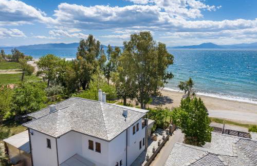 Iakovakis Seaside Exclusive Apartments - Photo 2