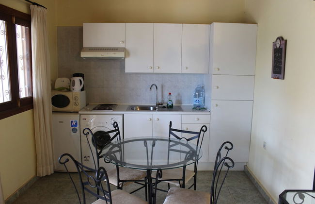 Rustic 1-bed Bungalow in Parque Holandés - Photo 5