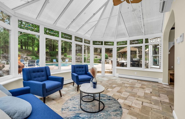 Family Retreat With Autumn Views and Fireplace - Photo 10