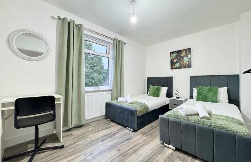 Modern 3 Bedroom Home - Free Driveway Parking - 6 Guests - Upstairs Bathroom and Downstairs WC - Foto 21