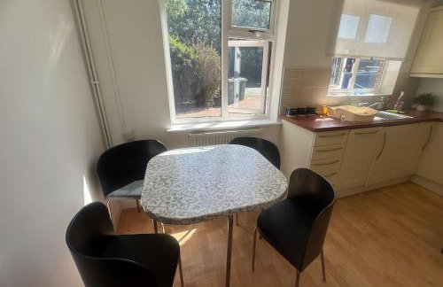 2 Bedroom-House-Sleeps 5 In Front Horley Station -Near Gatwick Airport - Foto 6