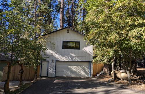 Bulldog Den - Photo 1