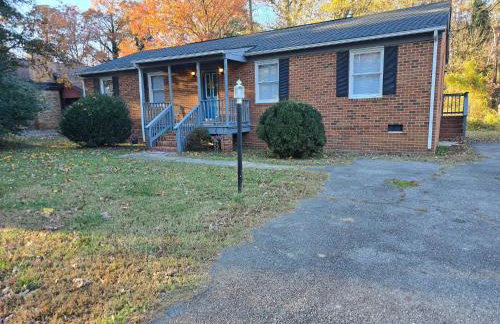 Next Stop! Comfort! 3 BR Near Amtrak Station! - Foto 48