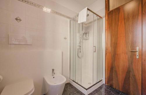 Unico Apt 3B, 2 ospiti, Parcheggio gratis, 10 minuti da Venezia - Photo 6