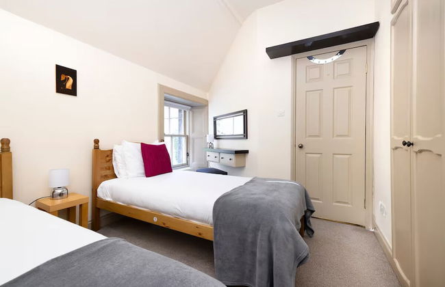 Cute House with Courtyard - Photo 3