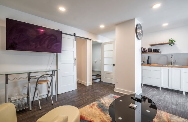 Modern Contemporary 2 Bedroom Suite - Photo 13