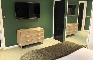 Large stylish home with Games room 5 bedroom sleeps 11 free WiFi and parking - Foto 14