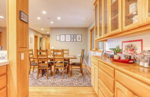 Iron Mountain - Spacious Secluded Lodge with Hot Tub & Game Room - Photo 23