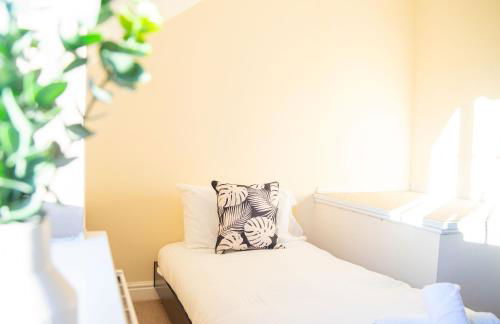 4x Bed Elegant Home with Parking - Photo 8