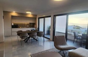 Modern 3BR Apartment with Private Pool, Sea View & Garage - Foto 5