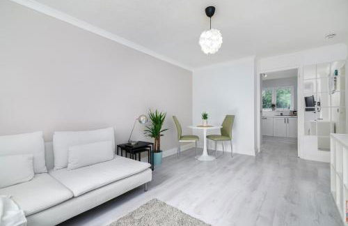 Stylish 1BD Canal-Side Flat with Private Garden - Foto 2