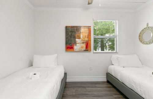 NEW SoHo Sanctuary - Gorgeous Apartment Steps to S Howard Ave with Fenced Yard - Foto 16