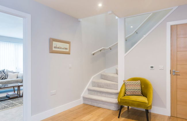 Stylish new Home With Parking - King Beds Garden - Foto 17