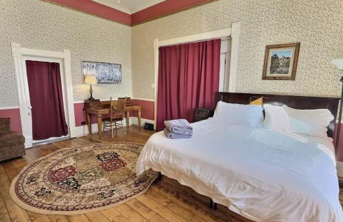 Gem Palace with Hot Tub Sauna - Photo 2