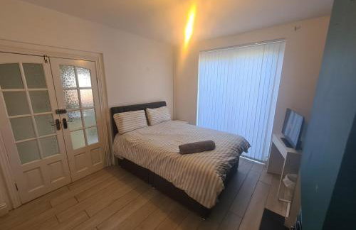 L & J Escapes - 8 Bedrooms suitable for Contractors and Families- Private parking available for 6 vehicles - Foto 36