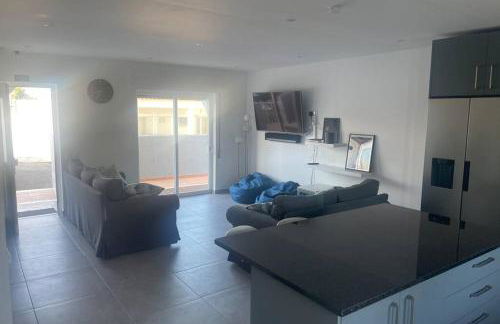 Spacious Villa. Large Rooftop. 4 Bedroom Sleeps 8 - Foto 12