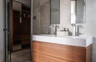 Montaigne - Sunlit Corner Penthouse with Balcony - Photo 35