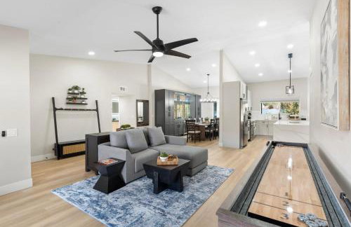 Modern Escape with Pool Ping Pong & Putting Green - Foto 17