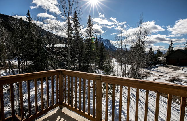 Dream 4-Br 4-Ba Chalet | Private Hot Tub | 2 min to Jasper National Park Gates - Photo 33