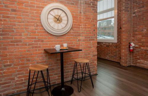 Jennifer's Historic Loft Glass Bedroom - Foto 5