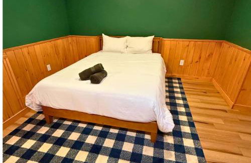 Poconos True Log Cabin with Sauna, Movie Theather, Hot Tub & Fire Pit! - Photo 25