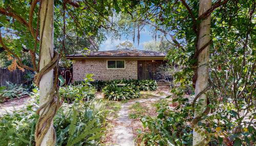 Updated house with enclosed yard, patio, central AC, & washer/dryer - Foto 2, Garden view