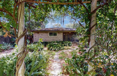 Updated house with enclosed yard, patio, central AC, & washer/dryer - Foto 2