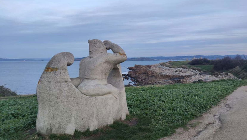 Les sculptures à l'intérieur du parc de la tour d'Hércules
