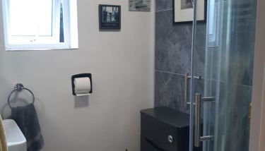 Marlow - Photo 4, Shower