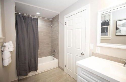 Couples Getaway | Walk to Unc | Free Cruiser Bikes - Foto 32