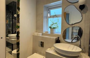 Modern Luxury Home with Spacious Garden close to Warner Bros Studio - Foto 17