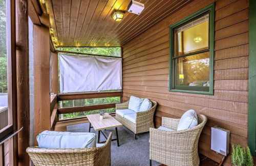 Peak-a-Blue Cabin - Watch Movies from Hot Tub, Mountain View, Bigfoot Bunker Game Room, Fire Pit, Oversized Deck, Screened-in Porch - Foto 21