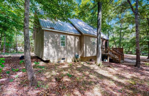 1 Mi to Pickwick Lake! Tranquil Wooded Cabin - Foto 25