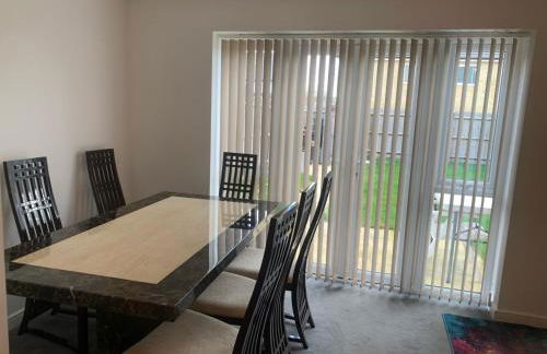 LUXURY 3 BED HOME with MULTIPLE FREE PARKING BAYS Early Check-in Late Check- Out Allowed - Foto 34