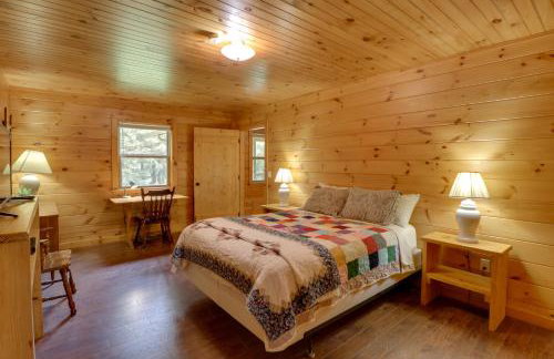 Serene and Secluded Alabama Cabin with Covered Deck! - Foto 16