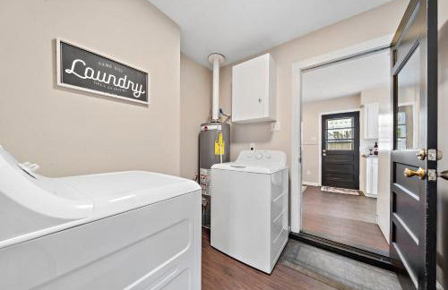 with Arcade and Covered Patio Sleep 9 in this 4 Bedroom 2 Bath Home 5 star host Deer Park TX - Foto 15