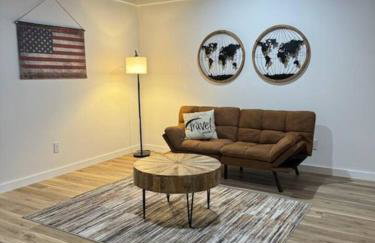 Cozy 2BR Condo w Private Patio - Vintage Charm - Foto 8