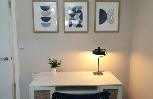 Spacious Dewsbury Home, 8 beds, sleeps 10, Free Parking and Wifi, 3 TVs, Close to motorways - Foto 34