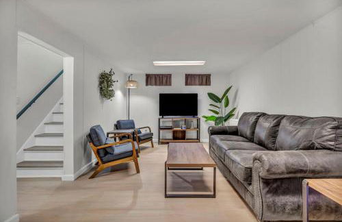 NEW! Modern Retreat Near CLE-Game Room-Renovated - Foto 13