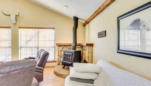 Hike, Fish and Explore Family Cabin in Sulphur! - Foto 4