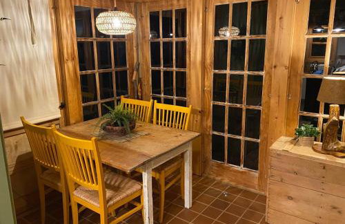 Cabin in the woods with fire pit and porch - Foto 58