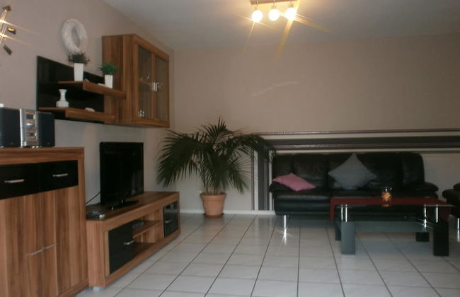 Modern Holiday Apartment With Large Garden Near the River Moselle - Photo 7