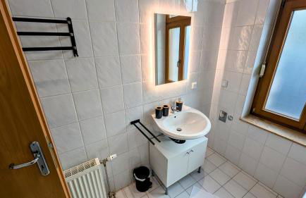 LeHaStays Buckau - NS15-02 I 2 Zimmer I voll ausgestattete Küche I Erdgeschoss I Balkon I Smart TV - Foto 12