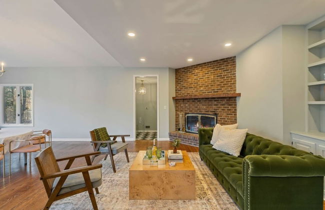 Elegant Spring Stay on Peaceful Retreat - Photo 14