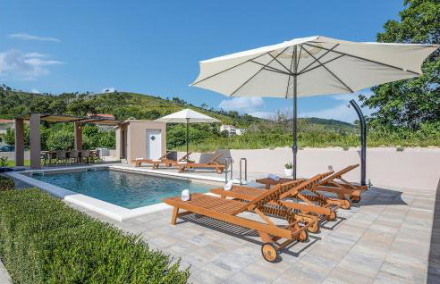 Awesome Home In Tugare With Kitchen - Foto 1