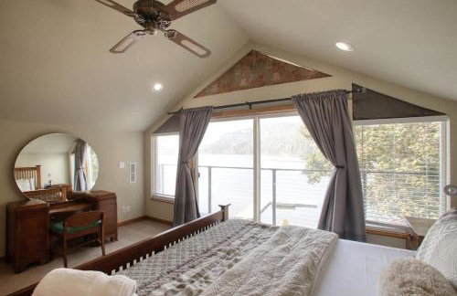 Twin Lakes Waterfront Retreat with Private Dock Fire Pit And Family Friendly Space - Foto 26