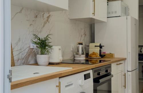 Central Studio - Bright & Modern - Private Terrace - AirCon - Near Train & Beach - Foto 34